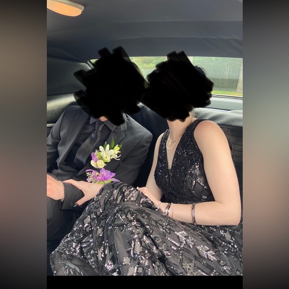 - Black prom dress with sequins and beading - Picture 2 of 4